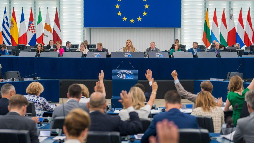 Legisladores da UE aprovam projeto de lei que aumenta metas de energia renovável