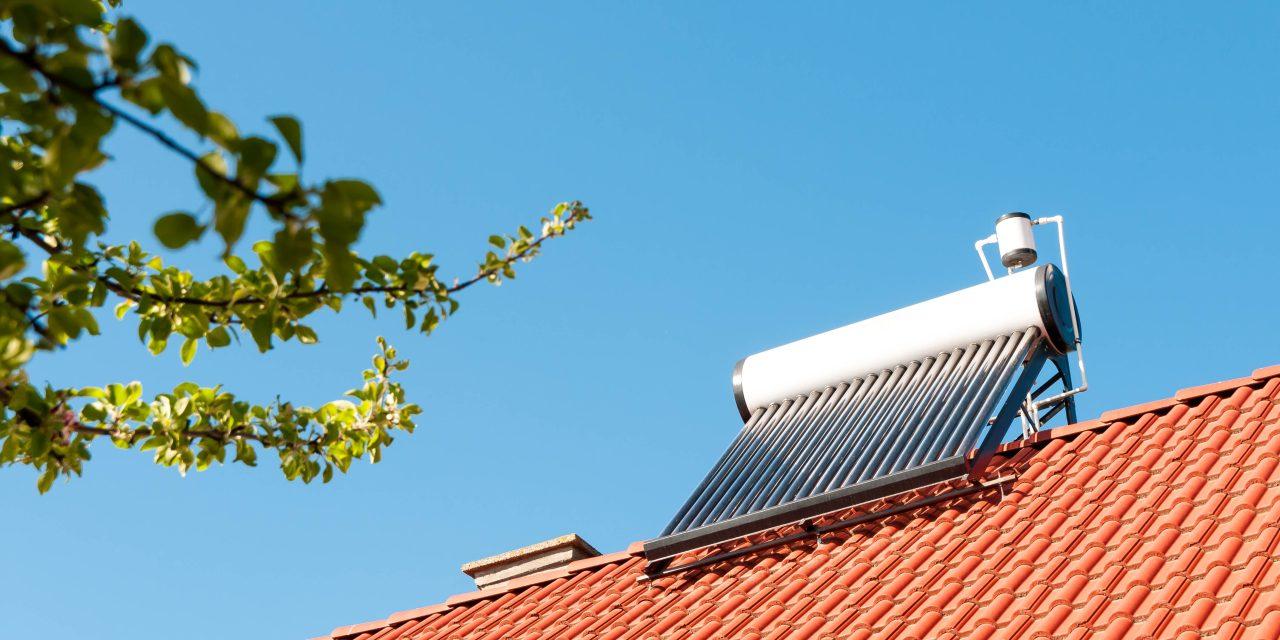 Pedro Dias, Policy Director da Solar Heat Europe garante que "em edifícios, o solar térmico, na mesma área, produz três vezes mais energia do que o fotovoltaico"